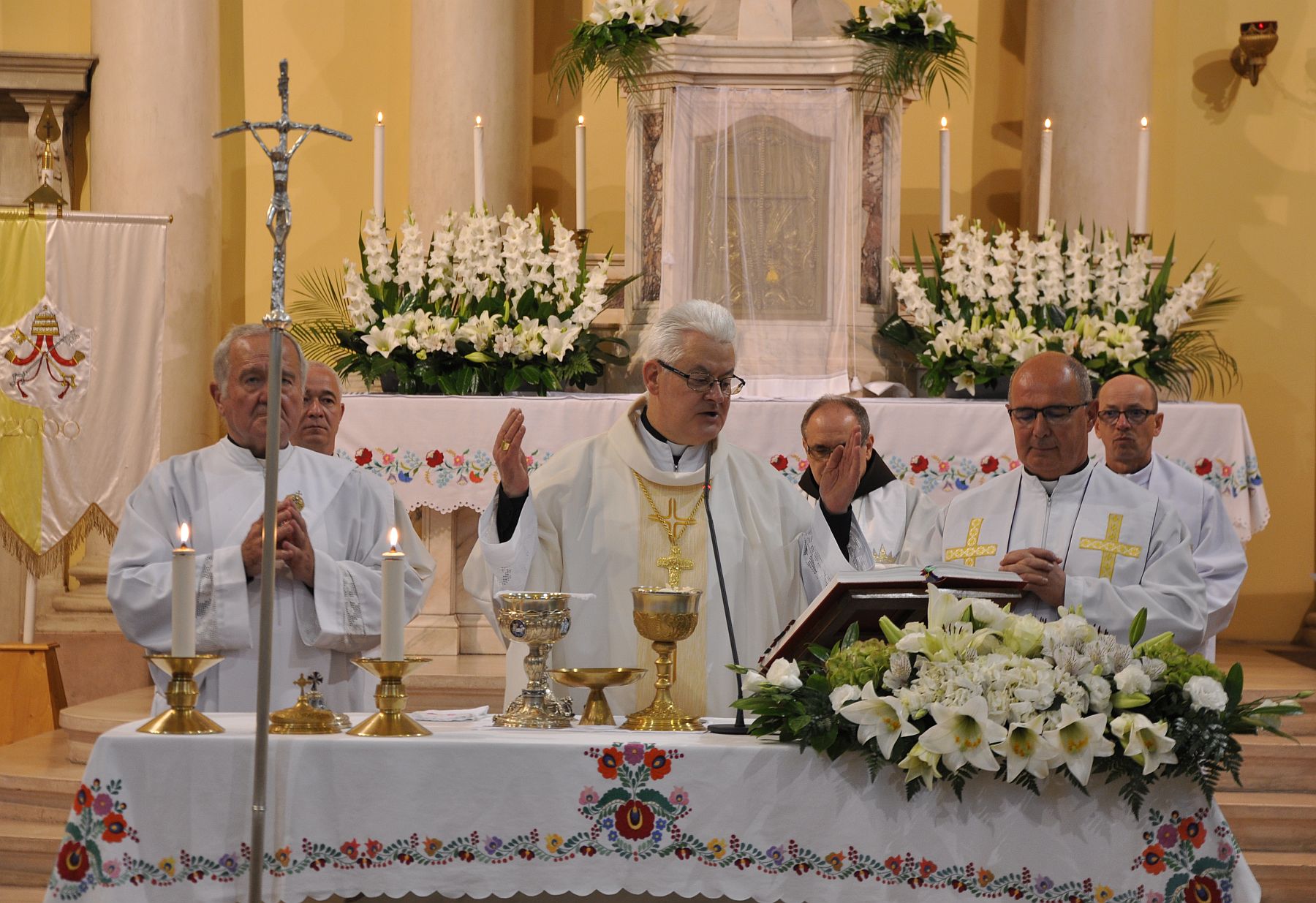 A feltámadást is megünnepelték az idei úrnapi körmenettel Székesfehérváron